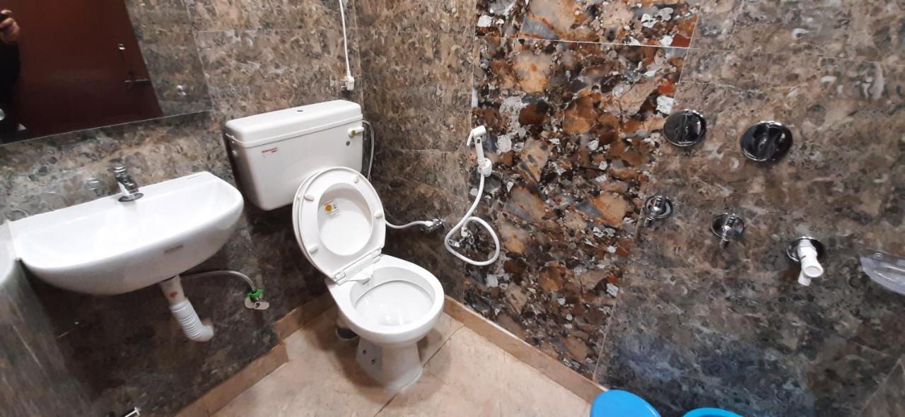 Aggarwal Luxury Room With Private Kitchen Washroom And Balcony Along With Fridge, Ac, Android Tv, Wifi In Main Lajpat Nagar Нью-Дели Экстерьер фото