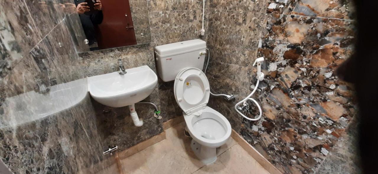 Aggarwal Luxury Room With Private Kitchen Washroom And Balcony Along With Fridge, Ac, Android Tv, Wifi In Main Lajpat Nagar Нью-Дели Экстерьер фото